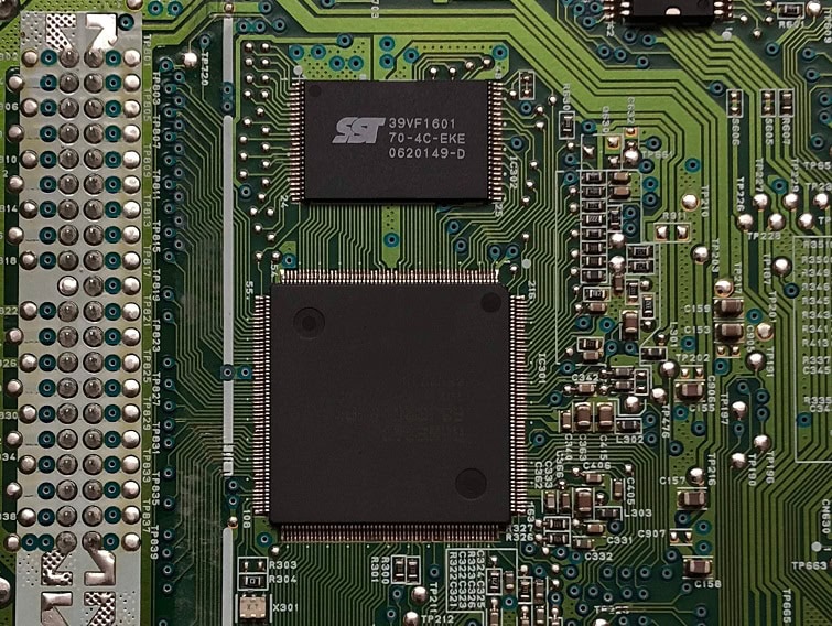 Urban mining: the hidden value of e-waste 3 Printed circuit boards (PCBs) and motherboards contain the highest proportion and value of metals. Image: Alerkiv, Unsplash