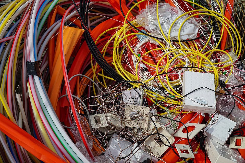 Urban mining: the hidden value of e-waste 2 Along with metals, e-waste contains other materials like plastic and glass. As whole components, these can be hard to recycle. Image: Pixabay